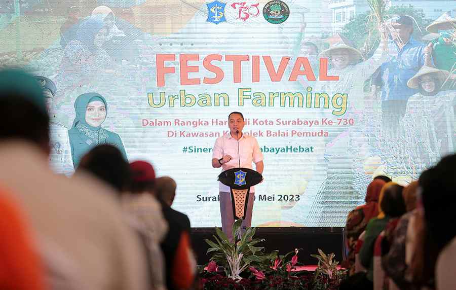 wali kota surabaya saat membuka festival urban farming surabaya