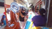 warga mengeluarkan barang barang khawatir longsor susulan