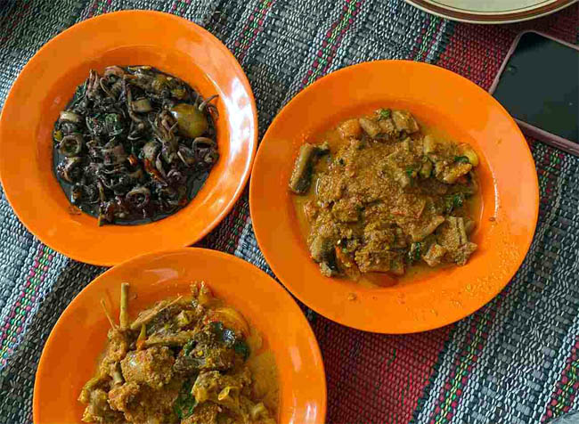 sajian kuliner belut pedas dan mentok di warung bu harti kaki jembatan tbt