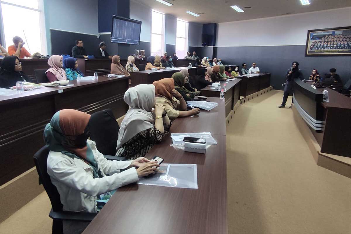 Workshop UMKM untuk memotivasi para pelaku usaha binaan Polinema. (rhd) - Polinema Launching Pusat Kajian Ekonomi Kreatif dan Pemberdayaan Masyarakat