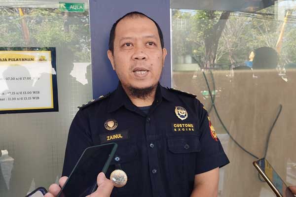 Zainul Arifin, kepala seksi kepatuhan dan penyuluhan Bea Cukai Madura saat dimintai keterangan. (udi) - Dana Hibah DBHCHT Kabupaten Pamekasan Terbesar se Madura