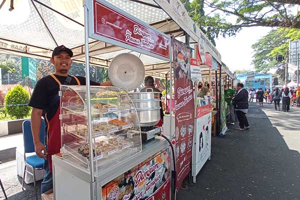 50 tenant berjajar menjual aneka ragam kuliner. (jup) - Gelaran Bertajuk 'Iki Malang Ker' Angkat Perekonomian, Libatkan 50 UKM Kuliner