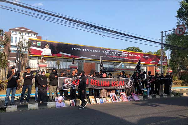 AKSI KAMISAN: Para keluarga Korban Tragedi Kanjuruhan menggelar Aksi Diam di depan Kantor Bupati Malang, Jalan Panji, Kecamatan Kepanjen, Kabupaten Malang, Kamis (22/6/2023) sore. (SERU.co.id/wul) - Gelar Aksi Diam, Keluarga Korban Kanjuruhan Terus Desak Pemerintah