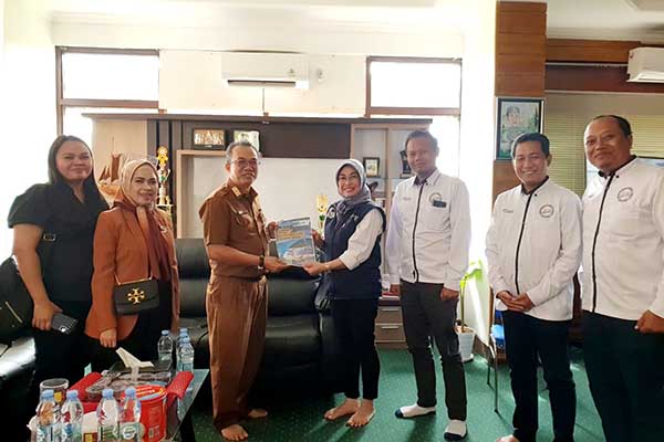 Anggota BPPD Kota Malang saat diterima Wali Kota Banjarmasin, H. Ibnu Sina. (ist) - BPPD Kota Malang Bakal Gelar Osiji Malang Travel Mart di Banjarmasin