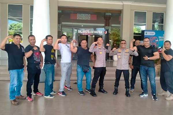 Anggota Bodyguard Malang bersama Kapolres Batu, AKBP Oskar Syamsuddin SIK MT usai digelarnya lomba tarik truk Polisi. (dik) - Jasa Bodyguard Malang Untuk Kebutuhan Pengamanan Berbagai Event