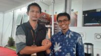 anggota kpu batu, erfanudin (berbatik) bersama ketua bawaslu batu