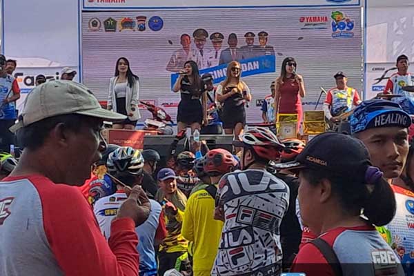 Animo goweser menanti hadiah sembari menikmati hiburan di panggung. (ist) - Peringati Hari Anti Narkoba Internasional, Pemkot dan BNN Gelar Gowes Bareng