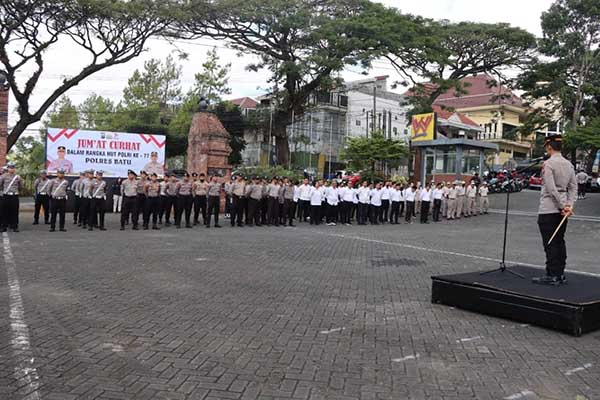 Apel Jum’at Curhat di halaman balai Desa Mojorejo Kecamatan Junrejo Kota Batu. (ist) - Polres Batu Gelar Apel "Jum’at Curhat" dan Serap Aspirasi Warga