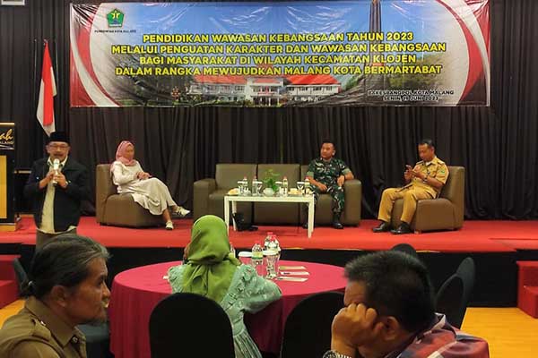 Arief Wahyudi menyampaikan pentingnya wawasan kebangsaan bagi semua kalangan. (rhd) - Bakesbangpol Sosialisasi Pentingnya Penguatan Karakter dan Wawasan Kebangsaan