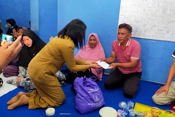 Asisten I Bidang Pemerintahan dan Kesra Setda Kota Malang berikan santunan kepada keluarga Slamet Riyadi dan Khoirul Ummah, Senin (12/6/2023). (ist) - Pemkot Malang Santuni Keluarga Korban Laka Asrikaton, Upayakan Beasiswa Pendidikan