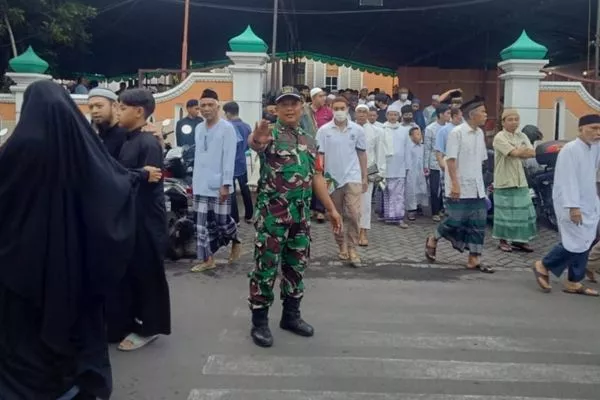 Babinsa Kedungkandang monitoring salat Iduladha di Masjid Manarul Islam. (ist) - Babinsa Kedungkandang Monitoring Salat Iduladha di Masjid Manarul Islam
