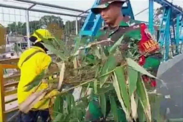 Babinsa Klojen ajak warga Oro-oro Dowo karya bakti bersihkan lingkungan. (ist) - Babinsa Klojen Ajak Warga Oro-oro Dowo Karya Bakti Bersihkan Lingkungan