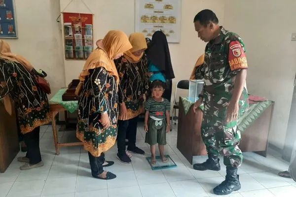 Babinsa Koramil Sukun dampingi Posyandu Balita dan Lansia Bakalankrajan. (ist) - Babinsa Koramil Sukun Dampingi Posyandu Balita dan Lansia Bakalankrajan