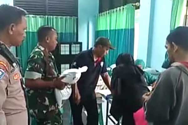 Babinsa Sukun monitoring penyaluran bantuan pangan dari Kemensos. (ist) - Babinsa Sukun Monitoring Penyaluran Bantuan Pangan dari Kemensos