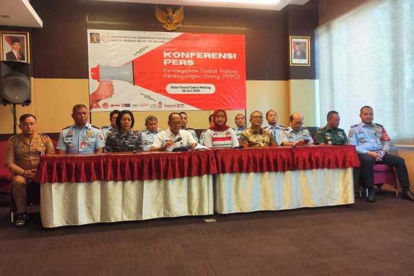 Kepala Kantor Wilayah Kementerian Hukum dan Jawa Timur Imam Jauhari menjawab pertanyaan awak media. (rhd) - Cegah TPPO, Kantor Imigrasi se-Jatim Tolak 1.281 Permohonan dan Cegah 597 Calon Penumpang