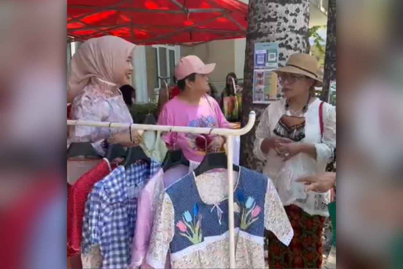 bunda widayati sutiaji turut melayani pengunjung stan produk umkm kota malang di indonesia fair beijing ist ok 11zon (1)