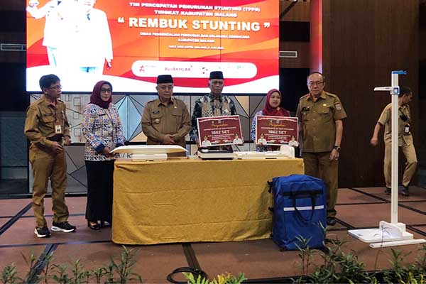 Bupati Malang dan jajaran Dinkes bersama perwakilan penerima bantuan Antropometri Kit. (wul) - Percepat Penurunan Stunting, Pemkab Malang Berikan 1.862 Set Alat Antropometri Kit