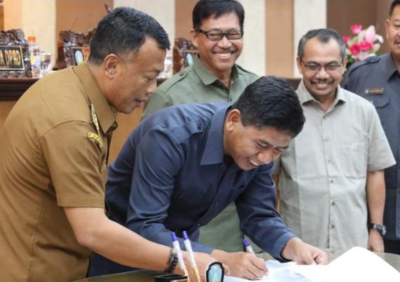 bupati ponorogo (kiri) bersama para pimpinan dprd dalam rapat paripurna