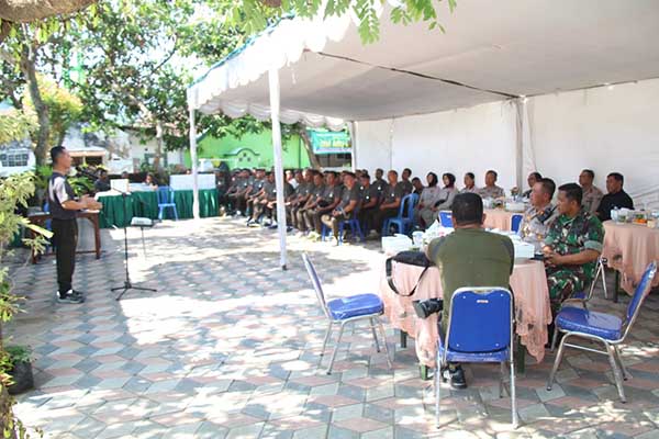 Dandim 0833 Kota Malang membuka Jumat Berkah Koramil Lowokwaru. (ist) - Dandim 0833 Kota Malang Hadiri Jumat Berkah Koramil Lowokwaru