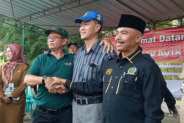 (Dari kiri ke kanan) Koordinator warga PCP II, Imam Mucholis; Dirut PT Multi Graha Kencana Asri, Tri Hadjar Anantoro; Ketua Komisi C DPRD, Fathol Arifin. (jup) - Pihak Pengembang Bersikukuh Garapan PCP II Belum Selesai