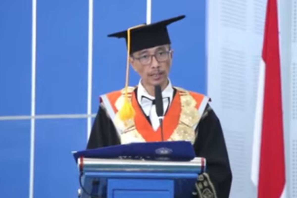Direktur Polinema, Supriatna Adhisuwignjo ST MT, membacakan sambutan. (rhd) - Polinema Kukuhkan Dua Guru Besar, Prof Bagus Wahyudi dan Prof Ratih Indah Hapsari