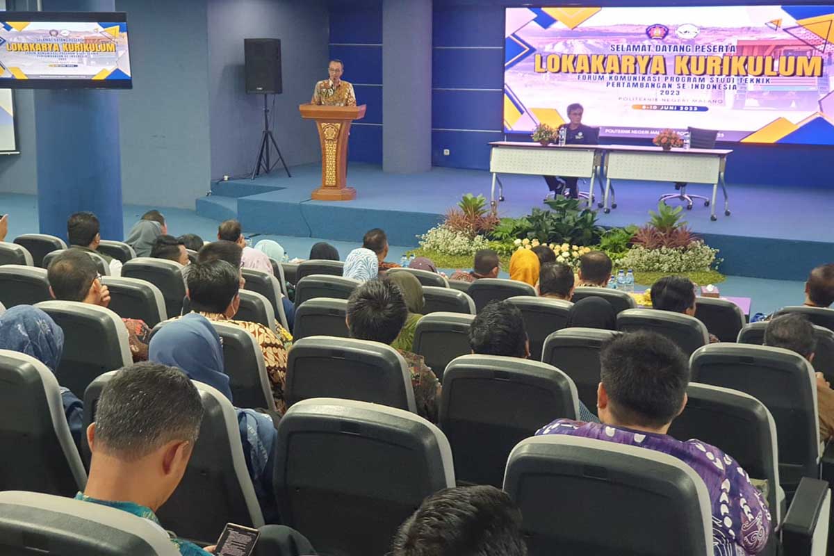 Direktur Polinema, Supriatna Adhisuwignjo ST MT, membuka Lokakarya Kurikulum Nasional. (rhd) - Lokakarya Kurikulum Nasional, FORKOPINDO Sepakat Seragamkan Prodi Pertambangan se-Indonesia