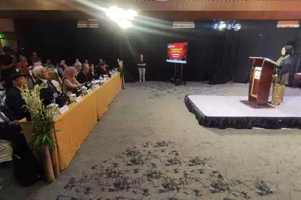 Dr Nurul Hidayati SPd MSn, menjawab pertanyaan dewan penguji. (rhd) - Mbordir Perempuan, Antarkan Nurul Hidayati Lulus Ujian Terbuka Doktor Seni ISI Surakarta