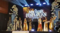 Dr Nurul Hidayati SPd MSn (tengah) di antara para model fashion show yang mengenakan Artwear kreasinya. (rhd) - Mbordir Perempuan, Antarkan Nurul Hidayati Lulus Ujian Terbuka Doktor Seni ISI Surakarta