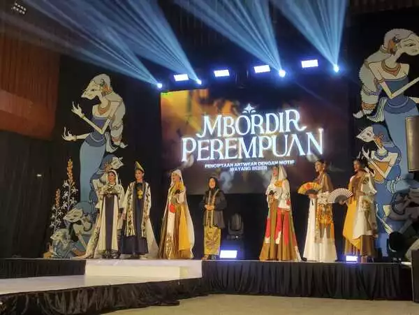 Dr Nurul Hidayati SPd MSn (tengah) di antara para model fashion show yang mengenakan Artwear kreasinya. (rhd) - Mbordir Perempuan, Antarkan Nurul Hidayati Lulus Ujian Terbuka Doktor Seni ISI Surakarta