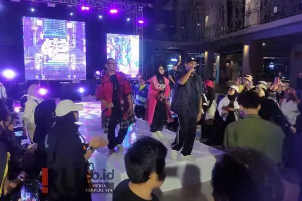 Gabungan musisi rap menyemarakkan acara. (rhd) - 20 Tahun Menghibur, Oneng Sugiarta Tasyakuran 'Hip-hop'