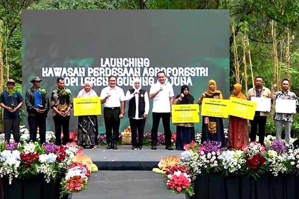 Gubernur Jatim dalam launching Perdesaan Agroforestri Kopi Lereng Arjuno Batu. (ist) - Gubernur Jatim Resmikan Kawasan Perdesaan Agroforestri Kopi Lereng Arjuno di Batu