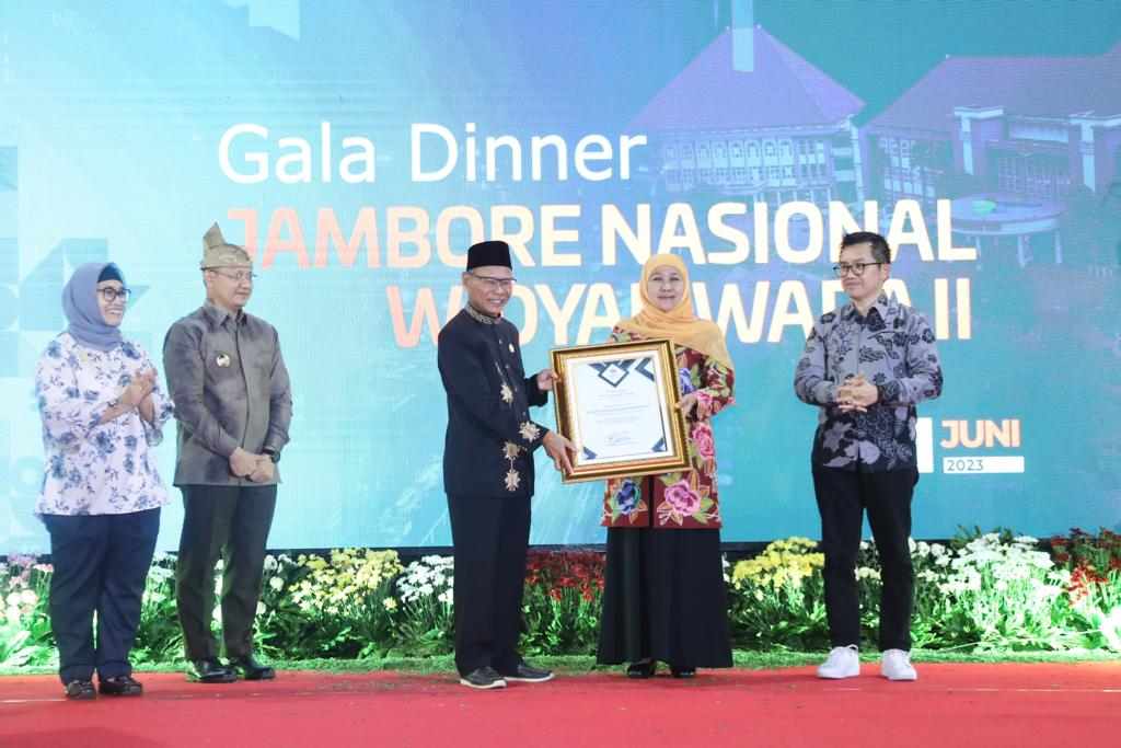 gubernur jawa timur khofifah indar parawansa meraih penghargaan dari dewan pimpinan pusat asosiasi profesi widya iswara (2)