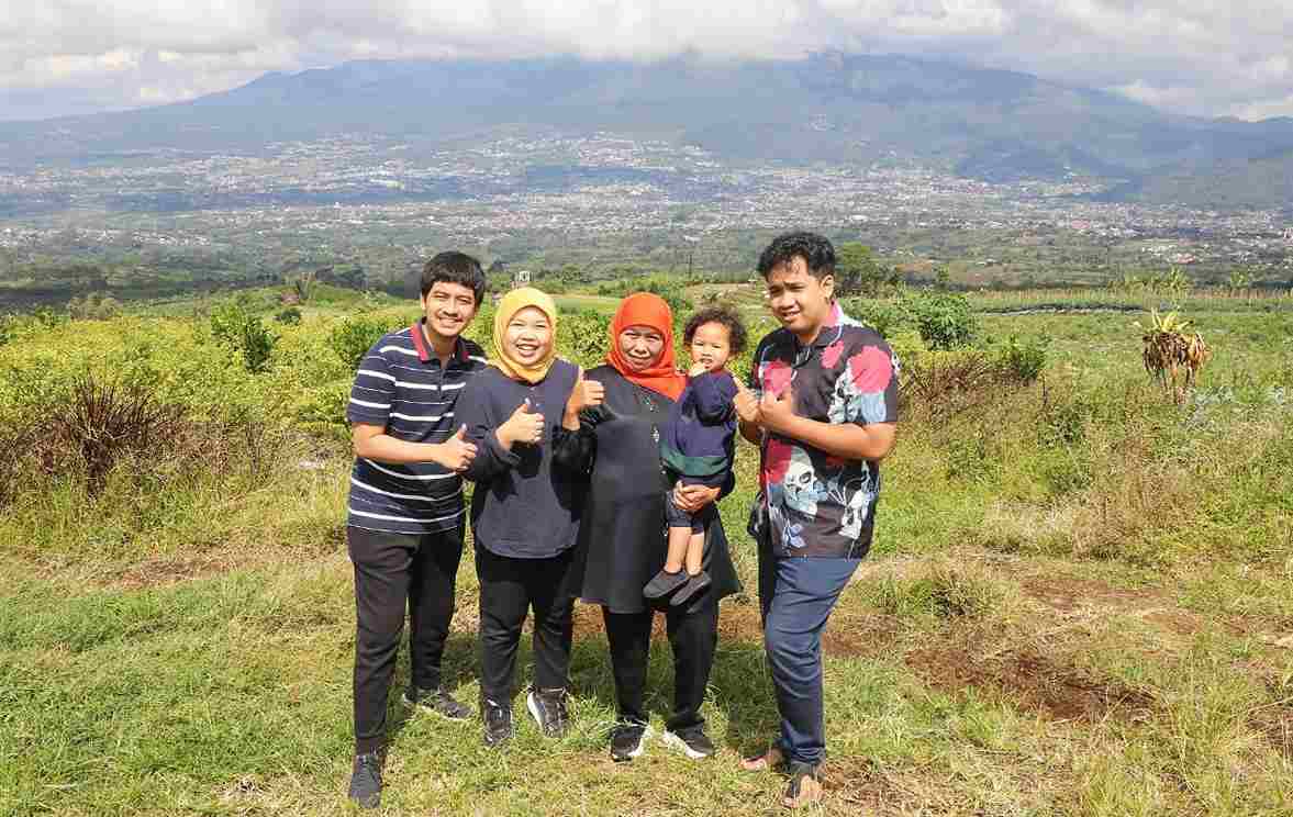 gubernur khofifah indar parawansa mengajak keluarga berwisata di bukit jengkoang kota batu 11zon