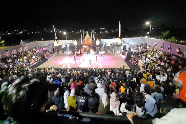 Ribuan warga memadati Sendratari Arjuna Wiwaha menyaksikan Launching Kota Batu Menari. (dik)