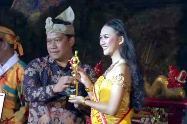 Penyerahan penghargaan kepada sejumlah seniman berprestasi di Kota Batu. (ist)