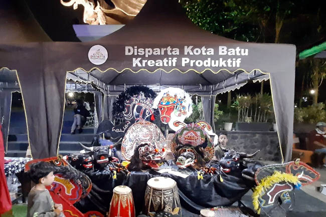 Disparta Batu menampilkan tenda pamer Kreatif Produktif di luar ampiteater Sendratari Arjuna Wiwaha. (dik)