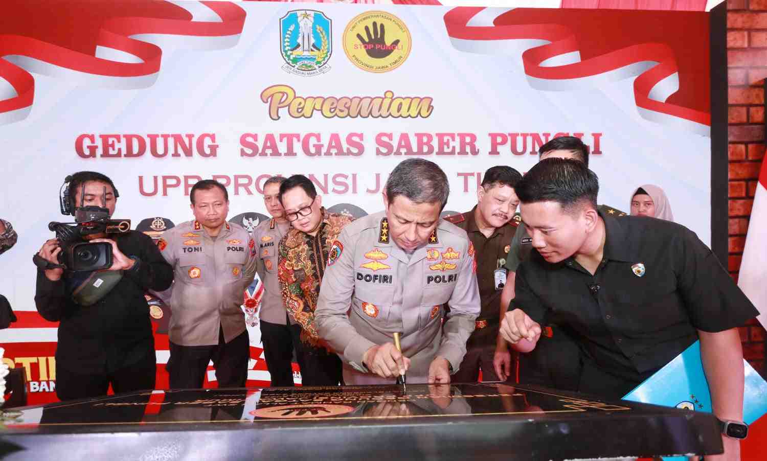 irwasum polri komjen pol drs ahmad dofiri bersama kapolda jatim irjen pol toni harmanto resmikan gedung satgas saber pungli jatim iki