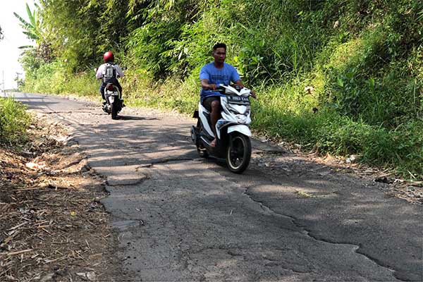 Jalan berlubang Dusun Jamuran, Desa Sukodadi, Kecamatan Wagir, Kabupaten Malang. (SERU.co.id/wul) - Sanusi Janjikan Jalan Rusak Dusun Jamuran, Wagir Diperbaiki Besok