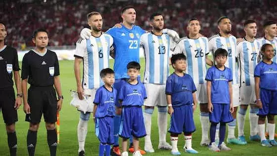 Jan Ethes menjadi pendamping Emi Martinez. (ist) - Jan Ethes Dampingi Kiper Argentina Emi Martinez, Jokowi Kaget