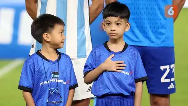 Jan Ethes menjadi pendamping Emi Martinez. (ist) - Jan Ethes Dampingi Kiper Argentina Emi Martinez, Jokowi Kaget
