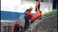 Jasad korban MR dievakuasi. (wul) - Satu Jasad Bocah Bumiayu Hanyut Sungai Brantas Ditemukan di DAM Bloboh