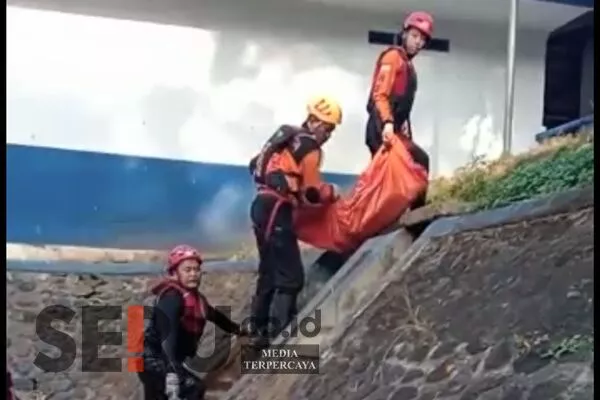 Jasad korban MR dievakuasi. (wul) - Satu Jasad Bocah Bumiayu Hanyut Sungai Brantas Ditemukan di DAM Bloboh