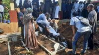Jenazah alm. Waluyo Tirto Nugroho saat dimakamkan di TPU Islam Sengkaling. (SERU.co.id/dik) - Korban Ledakan Petasan Dadaprejo Batu Akhirnya Tutup Usia