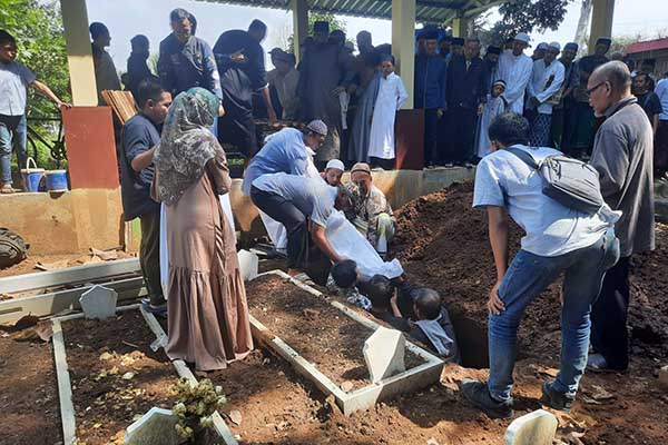 Jenazah alm. Waluyo Tirto Nugroho saat dimakamkan di TPU Islam Sengkaling. (SERU.co.id/dik) - Korban Ledakan Petasan Dadaprejo Batu Akhirnya Tutup Usia