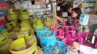 kabag perekonomian infrastruktur dan sumber daya alam pisda sekretariat tpid, enny handayani saat mengecek ketersediaan lpg 3 kilogram jup