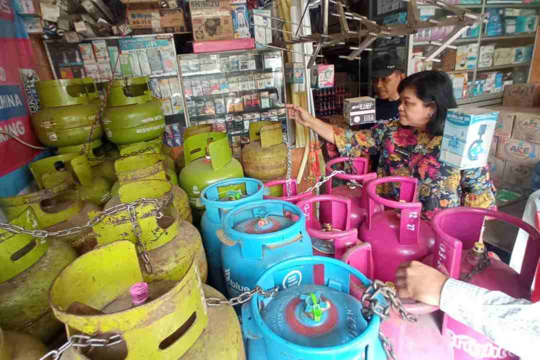 kabag perekonomian infrastruktur dan sumber daya alam pisda sekretariat tpid, enny handayani saat mengecek ketersediaan lpg 3 kilogram jup