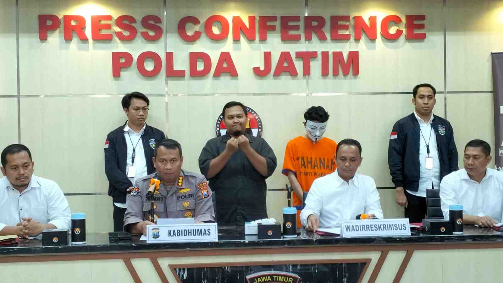 kabid humas polda jatim kombes pol dirmanto dan wadirreskrimsus polda jatim akbp arman saat menggelar prescon di ruang bid humas polda jatim senin sore.