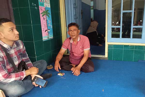 Kakak almarhum Slamet Riyadi, Hadi Sucipto (celana coklat) saat diwawancara media. (jup) - Pasutri Modin dan Guru Ngaji Warga Cakalang Jadi Korban Laka Asrikaton