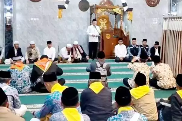Kakankemenag Batu memberikan Sambutan di Masjid Sultan Agung Batu. (ist) - Iringi Pemberangkatan CJH Batu, Pj. Wali Kota Titip Doa