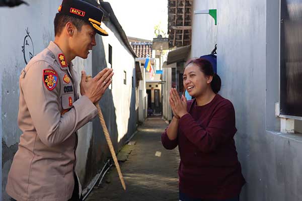Kapolres Batu, AKBP Oskar Syamsuddin SIK MT menyapa dan mengunjungi warga sekitar Desa Mojorejo. (ist) - Polres Batu Gelar Apel "Jum’at Curhat" dan Serap Aspirasi Warga